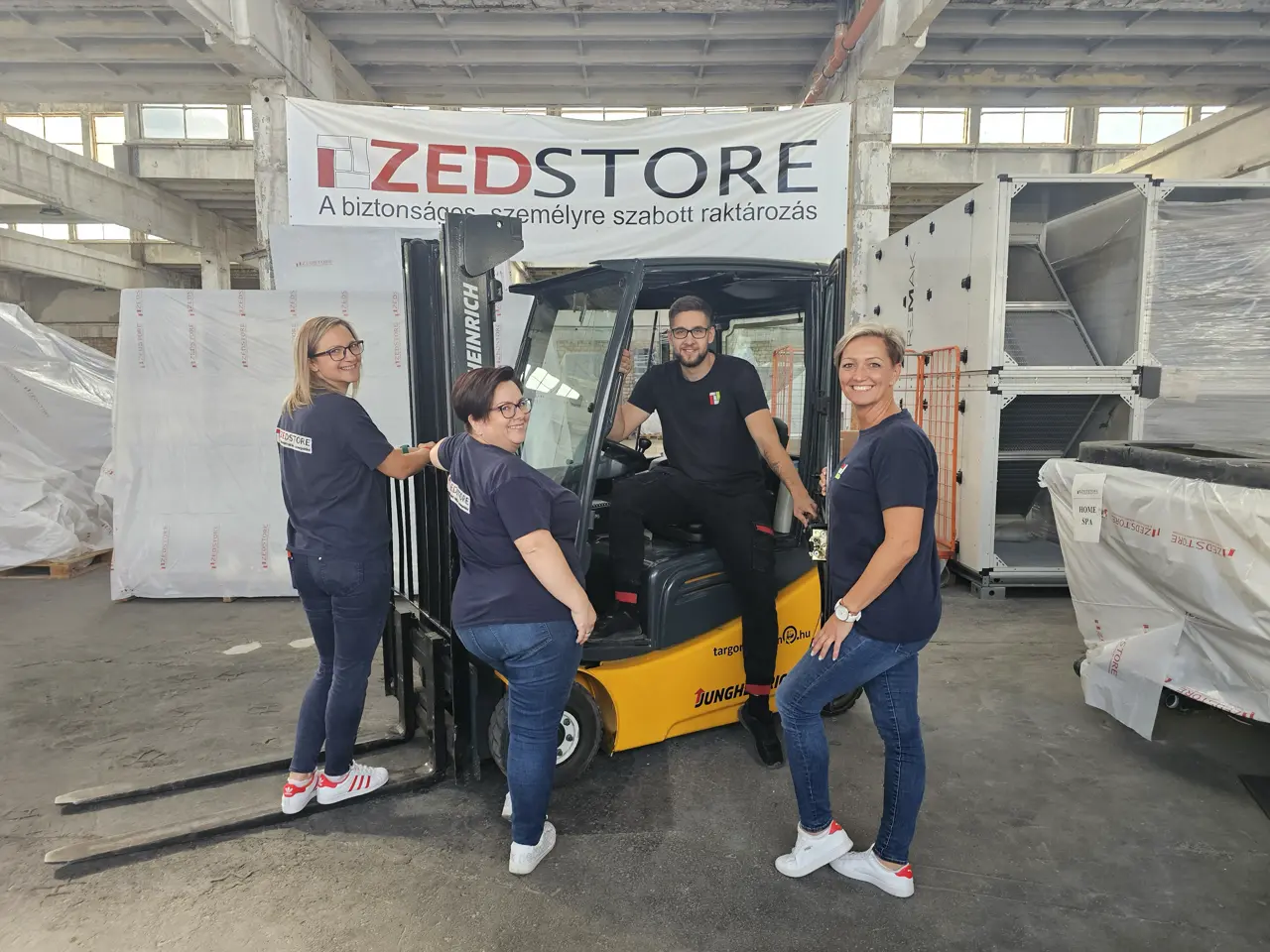 ZedStore csapata targoncával a budapesti raktárban