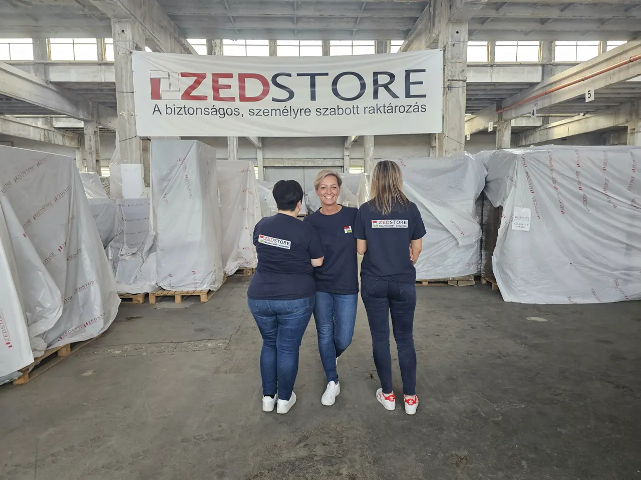 ZedStore csapata fóliázott, elszállításra váró bútorok között a budapesti raktárban