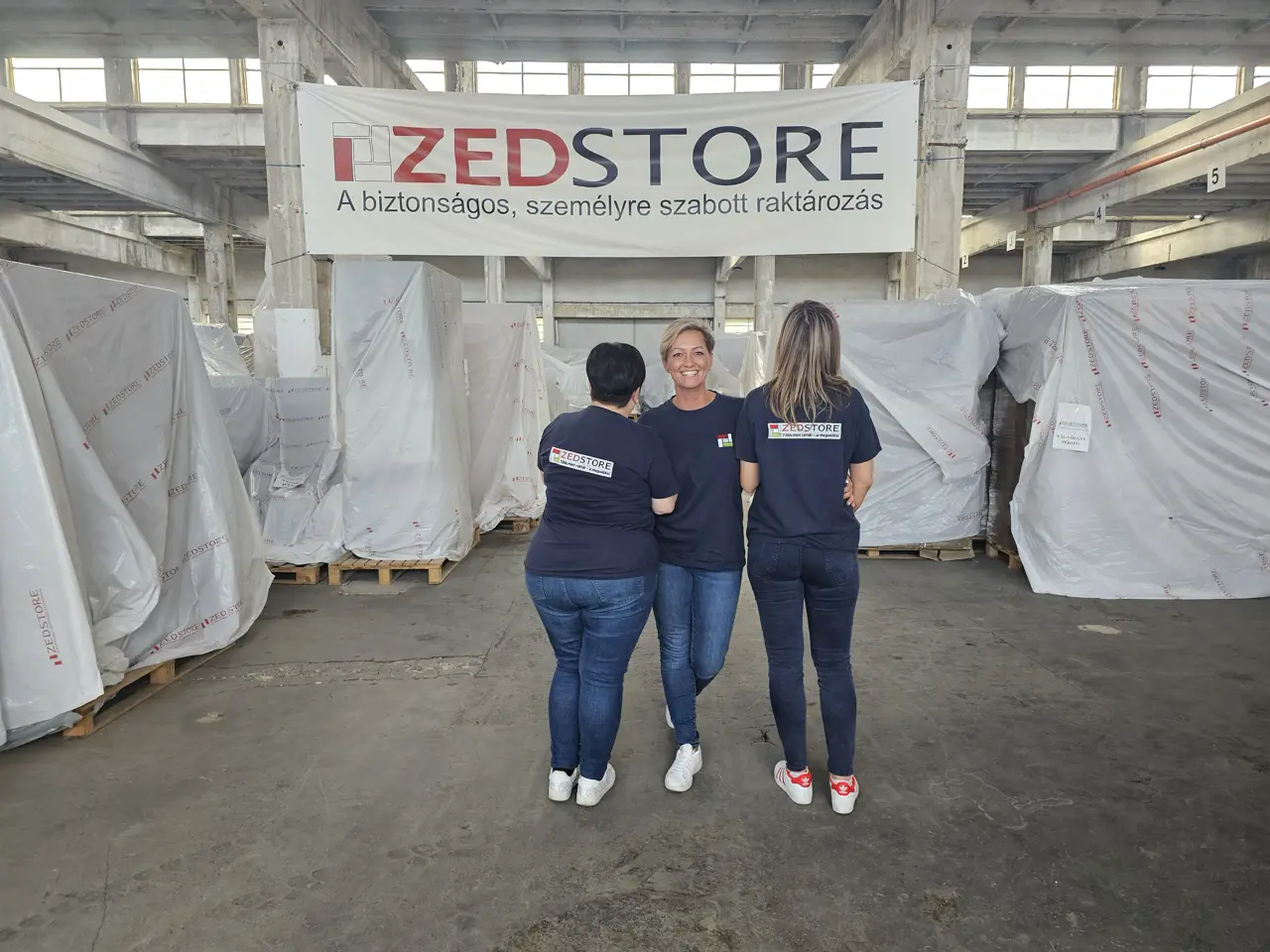 Letakart, becsomagolt bútorok a ZedStore raktárában